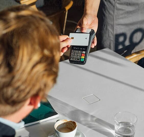 ¿QUE ES MÁS SEGURO PAGAR CON EL TELÉFONO MÓVIL O CON LA TARJETA ?