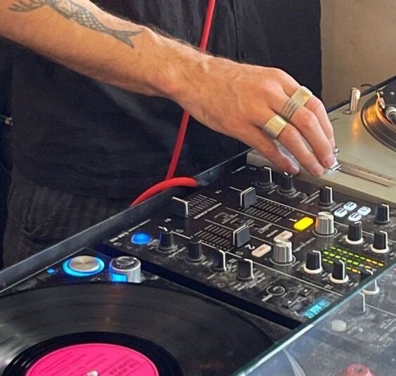 Giroko musika establezimendu eta bulegoetan